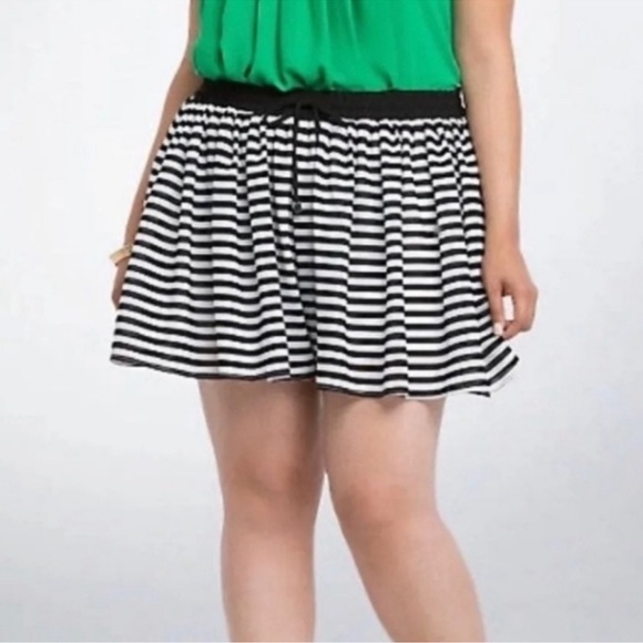 torrid Pants - Torrid Chiffon Flowy Shorts Black and White Stripes Size 2 18/20 2X